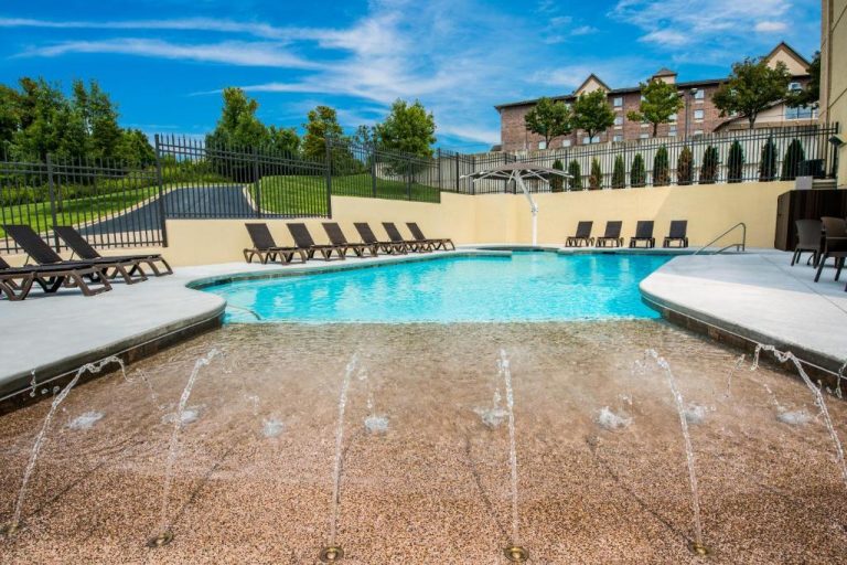 Family Hotels with Outdoor Pools in Branson