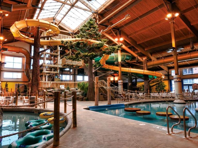 Hotels and Resorts with Pools and Water Parks in Wisconsin