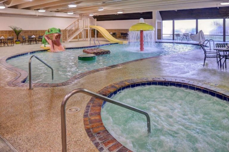 Hotels with Water Parks for Kids in Omaha