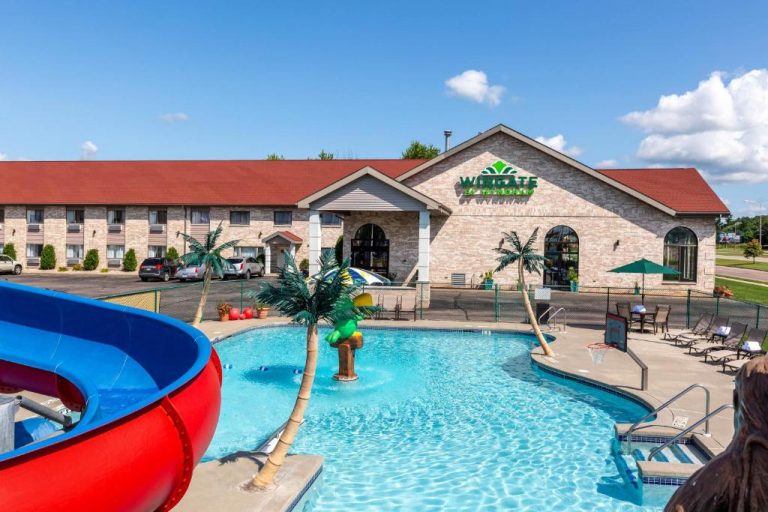Hotels with Water Slides in Wisconsin