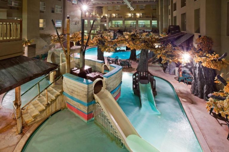 Hotels with Pools and Waterslides for Children in Wisconsin
