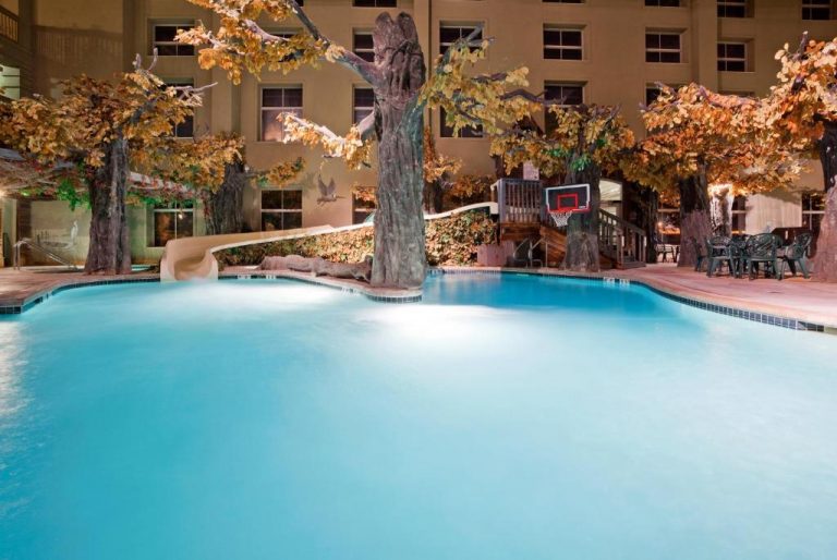 Hotels with Pools and Waterslides for Children in Wisconsin