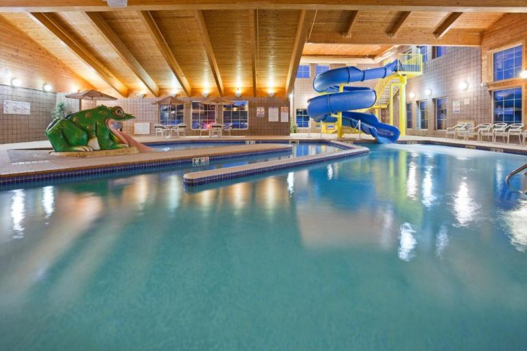 Hotels with Water Parks for Kids in Michigan