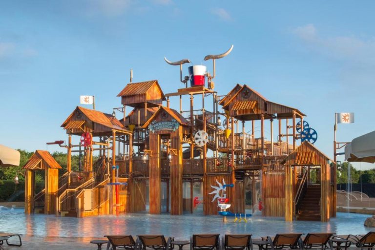 Hotels with Water Parks for Kids in Dallas
