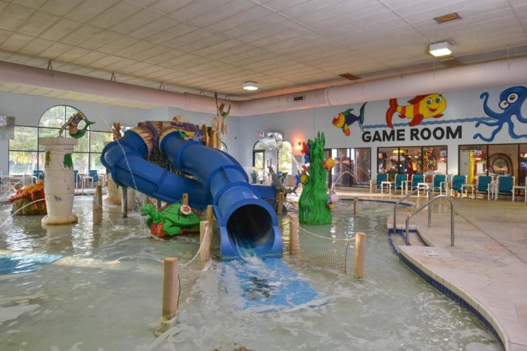 Hotels and Resorts with Pools and Water Slides in Wisconsin