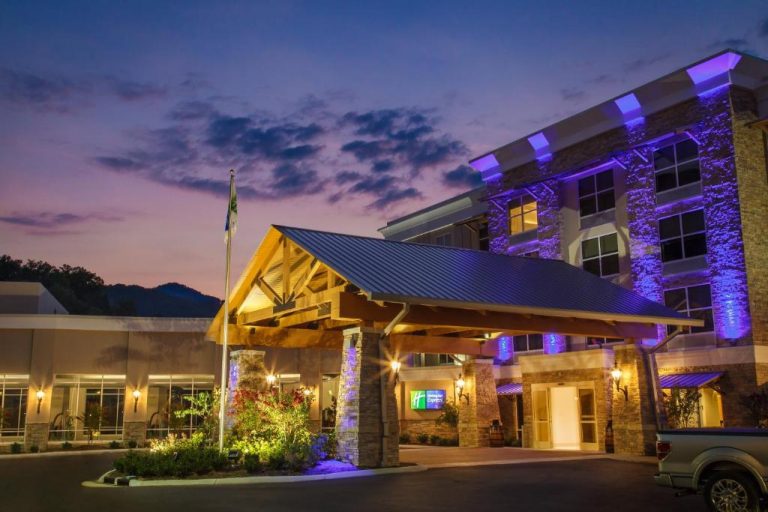 Hotels with Water Parks for Kids in Pigeon Forge, TN