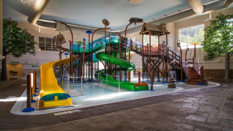 Hotels with Water Parks for Kids in Pigeon Forge, TN