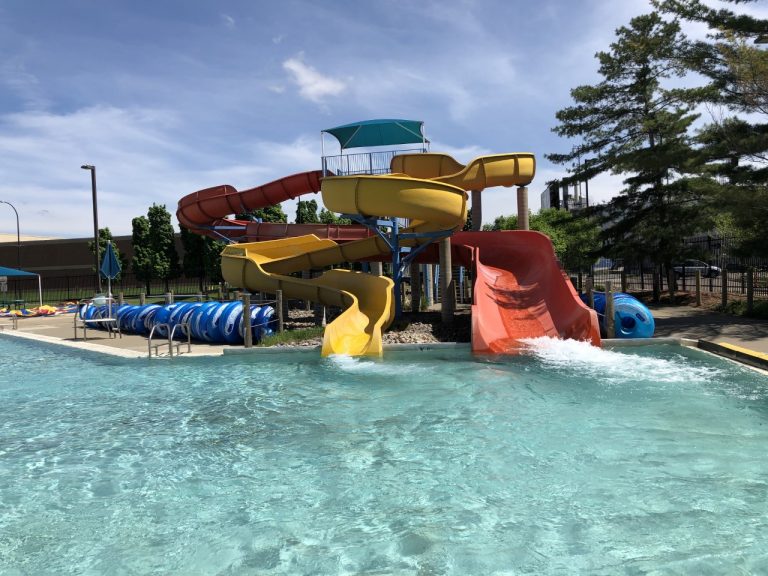 Family-friendly Water Parks with Slides in Michigan