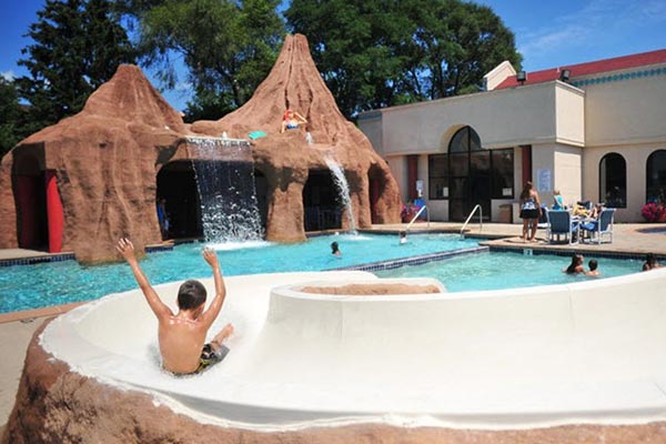 atlantis-waterpark-hotel-wisconsin-dells-outdoor-pool-water-slide-600
