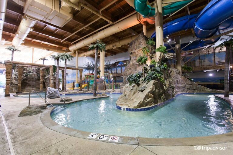 Hotels-with-Waterparks-in-Minnesota-2-11-768x512